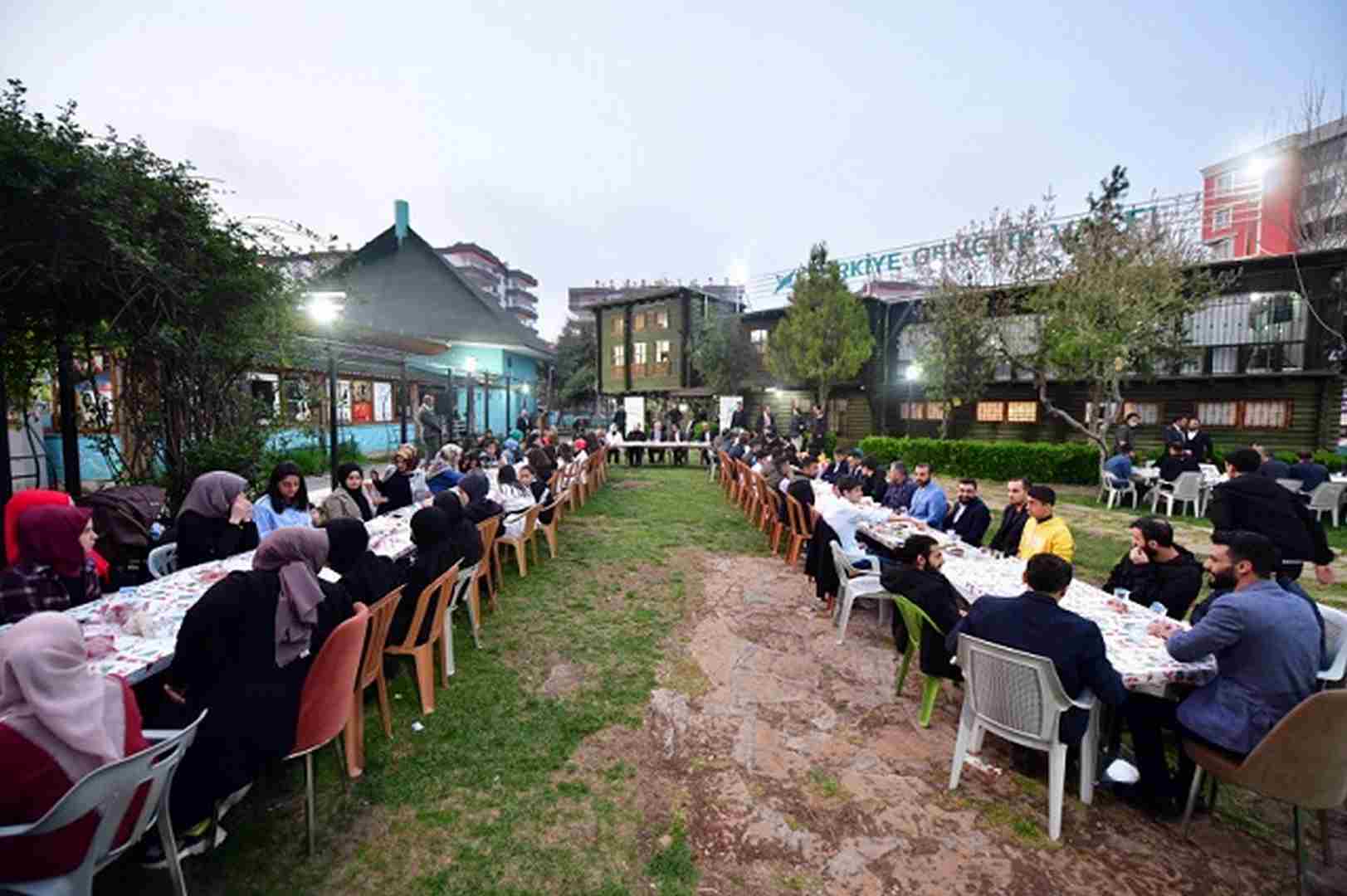 Vali Karaloğlu, gençlerle iftarda bir araya geldi