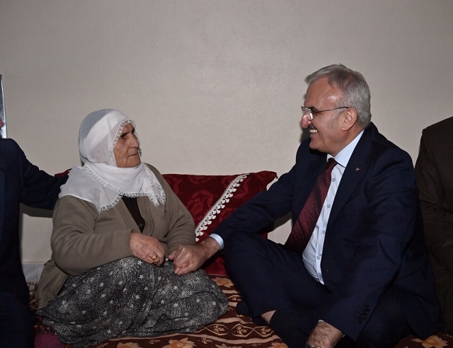 Vali Karaloğlu vatandaşın iftar sofrasına misafir oldu