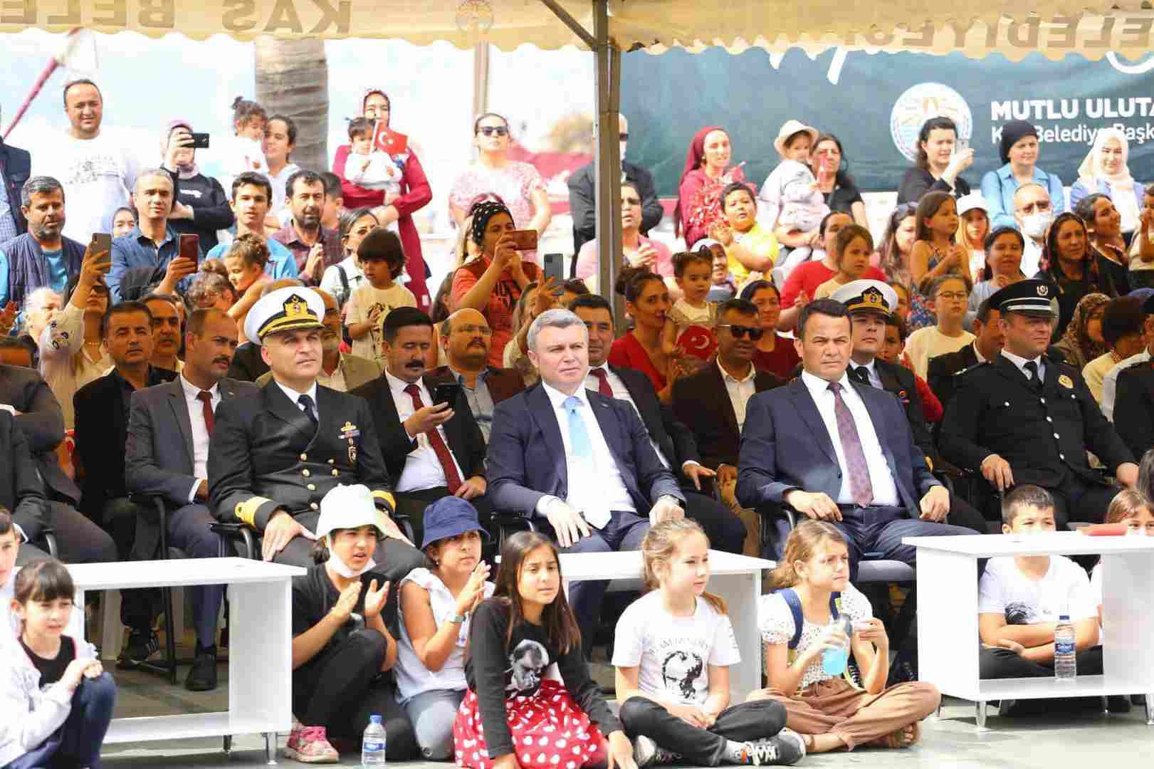 ANTALYA’NIN KAŞ İLÇESİNDE 23 NİSAN COŞKUSU