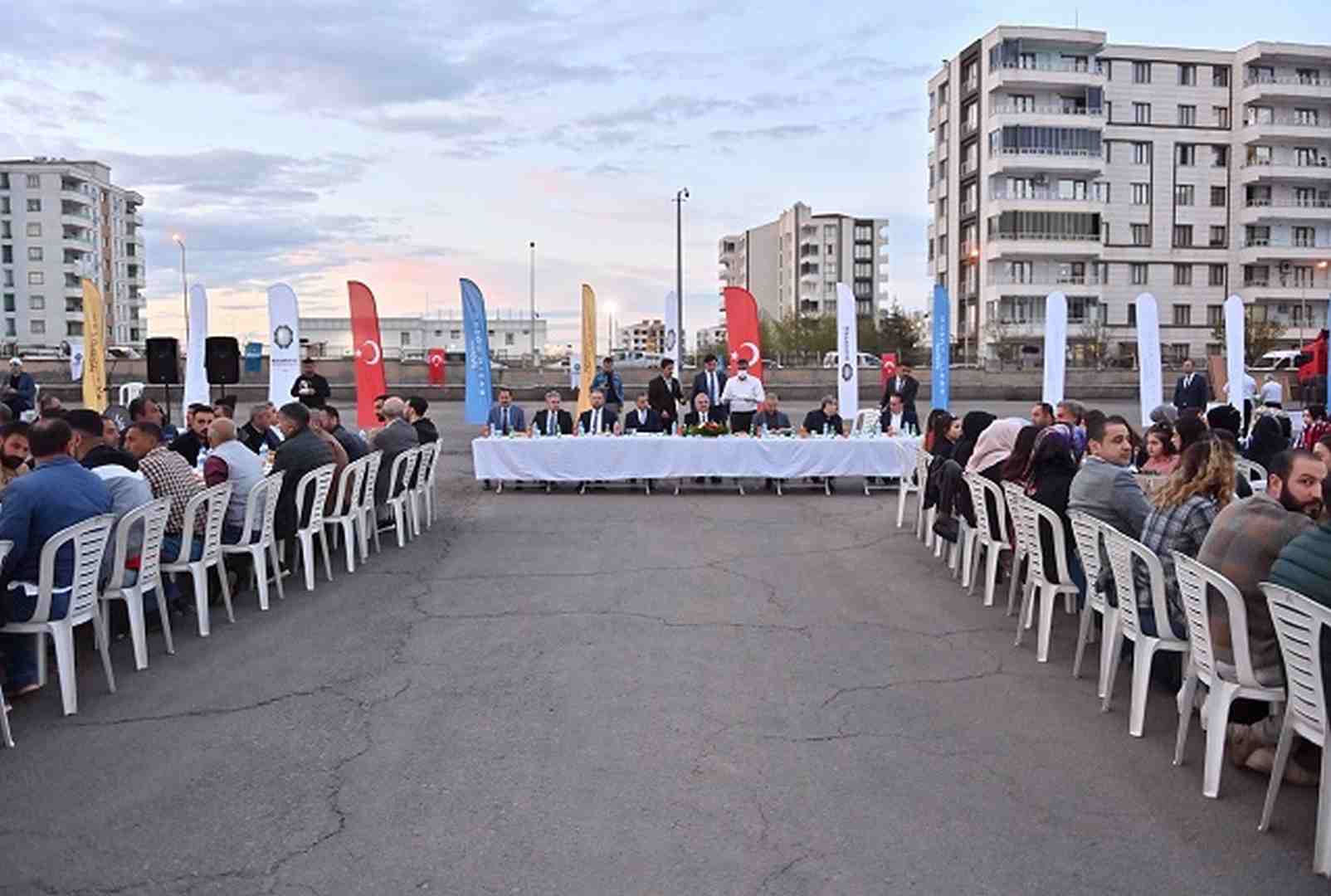 Karaloğlu belediye personeli ile iftar yaptı