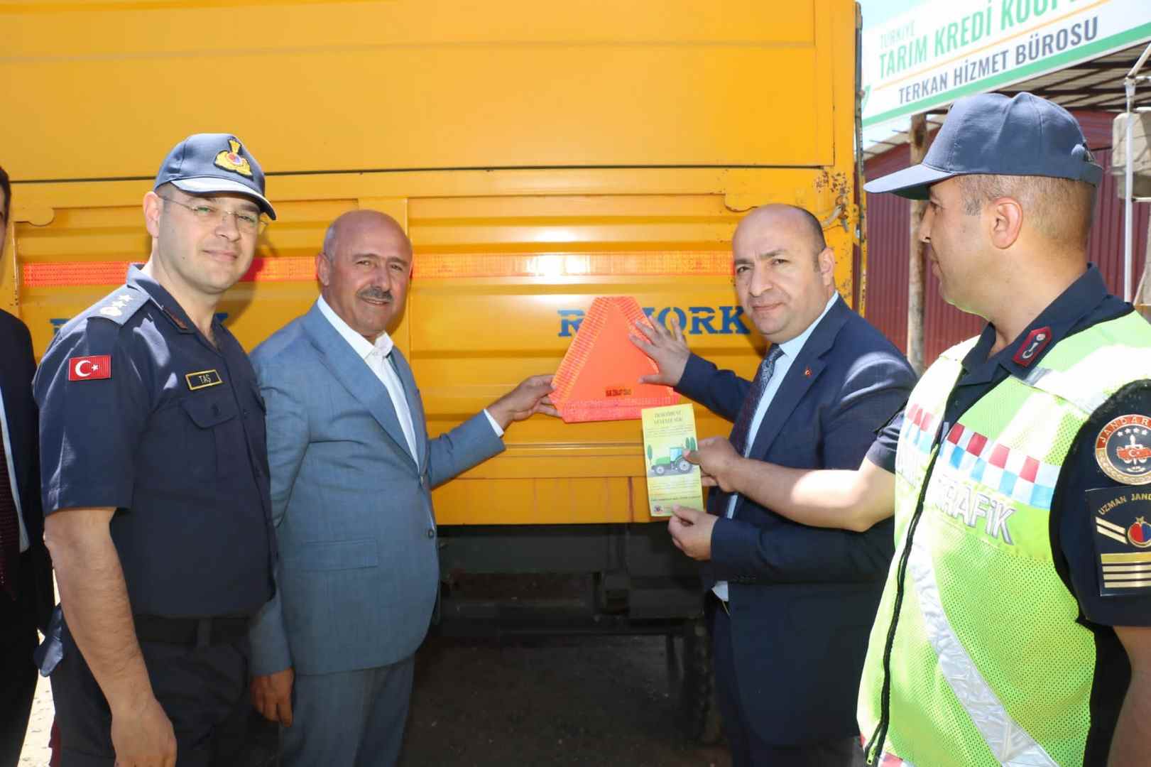 Diyarbakır’da traktör ve biçerdöver römorklarına reflektör takıldı