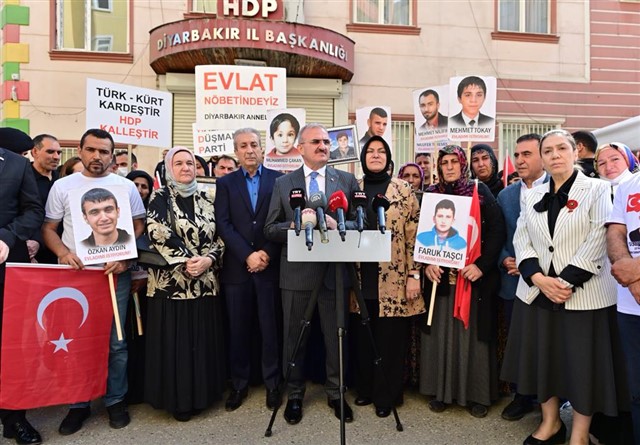 Karaloğlu ailesinden Diyarbakır annelerine bayramlaşma ziyareti