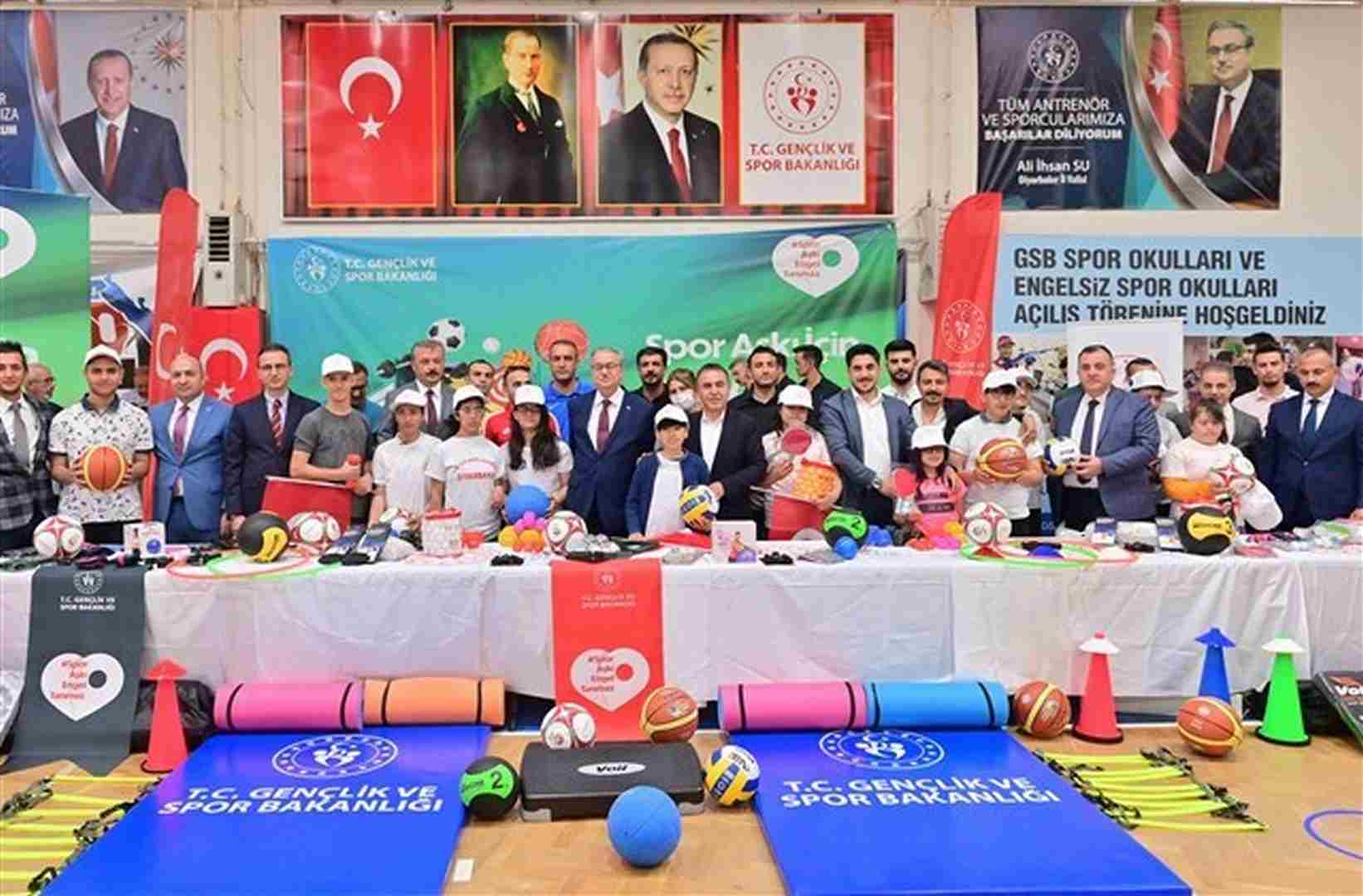 Diyarbakır’da özel eğitim öğrencilerine spor malzemeleri dağıtıldı