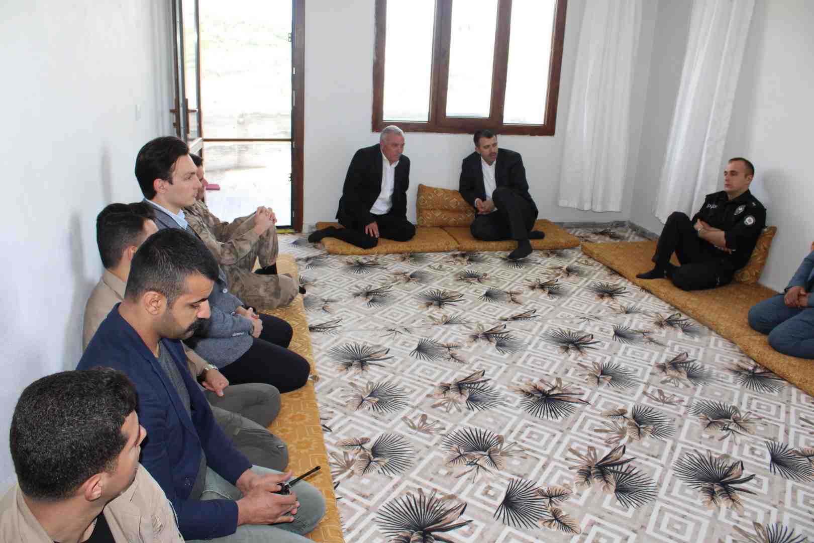 Dicle Kaymakamı Kadir Yurdagül; Şehit ailesi, asker ve polislerle bayramlaştı