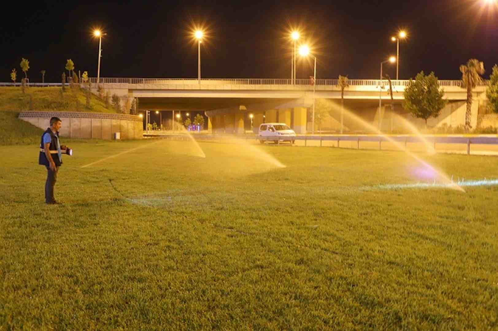 Yeşil alanlar 7/24 bakımdan geçiriliyor