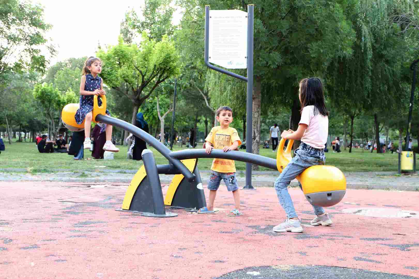 Parklardaki oyun grupları yenilendi