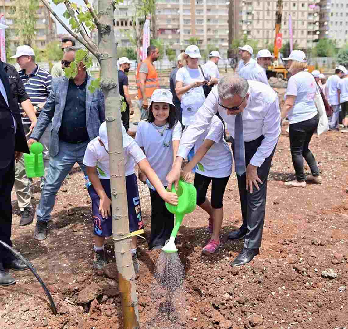 Vali Su, çocuklarla fidan dikti