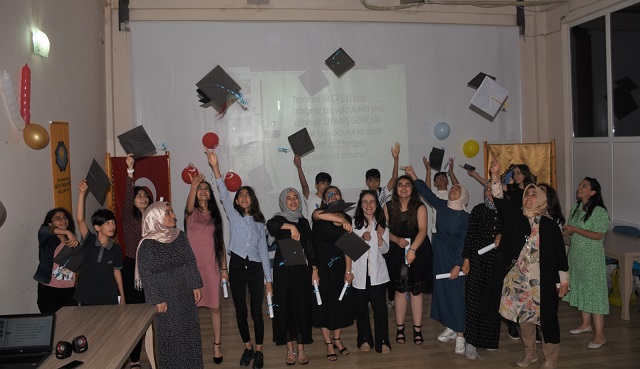 Bilgievi öğrencilerinin mezuniyet coşkusu