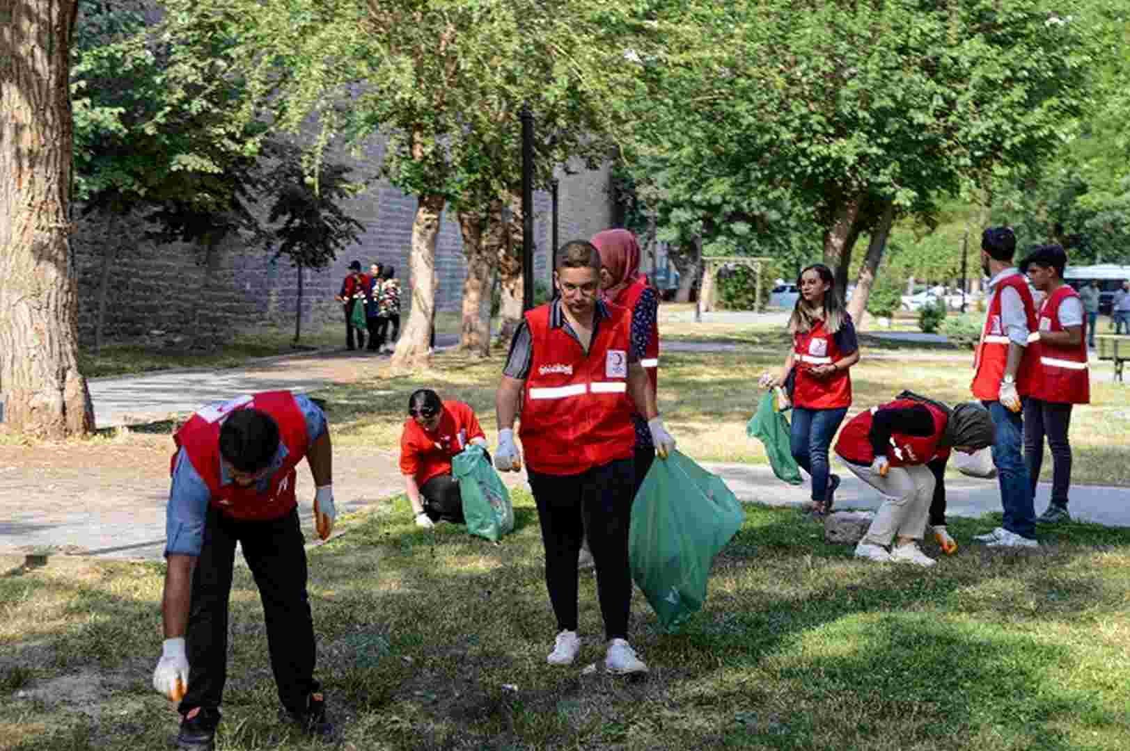 Gönüllüler “En Temiz Diyarbakır” için Sur diplerini temizledi