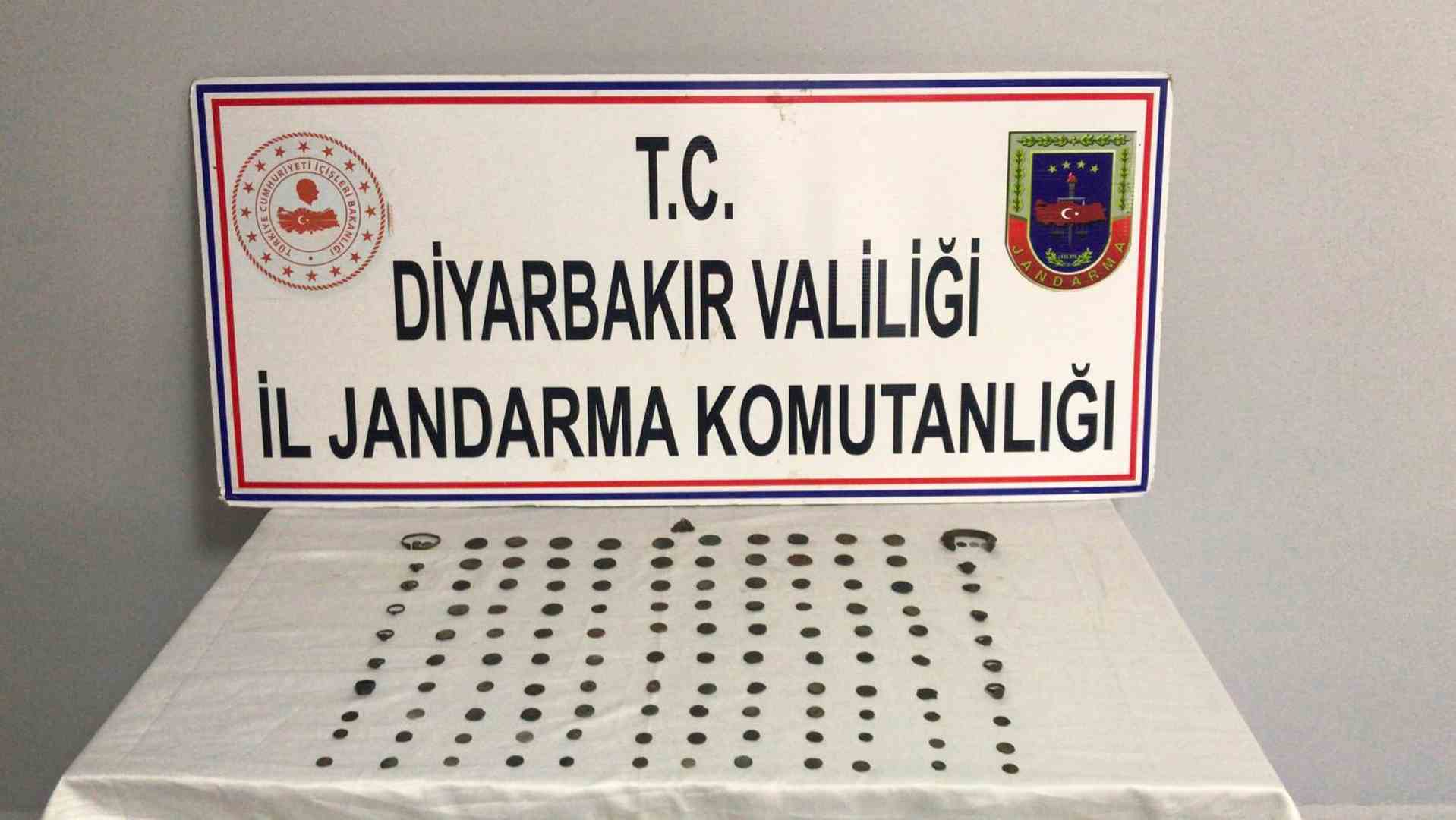 Jandarma tarihi eserleri satmaya çalışanları suçüstü yakaladı