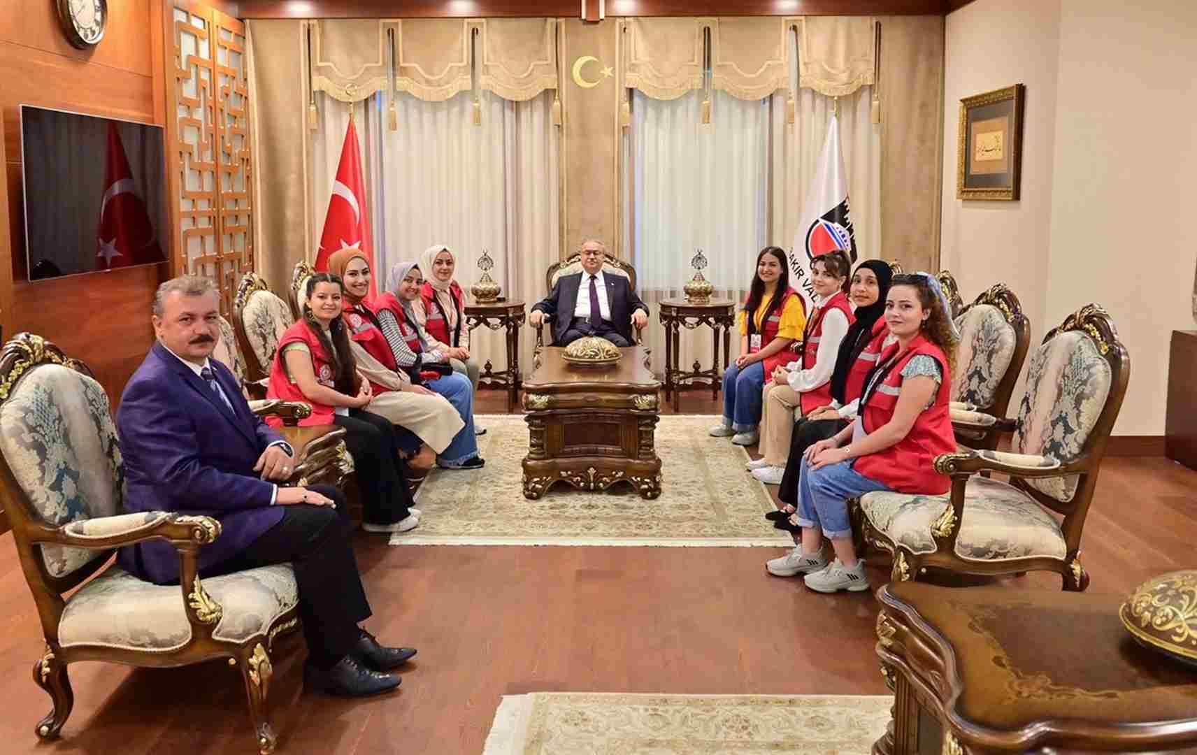 Vali Su, Damla Gönüllüsü gençleri kabul etti