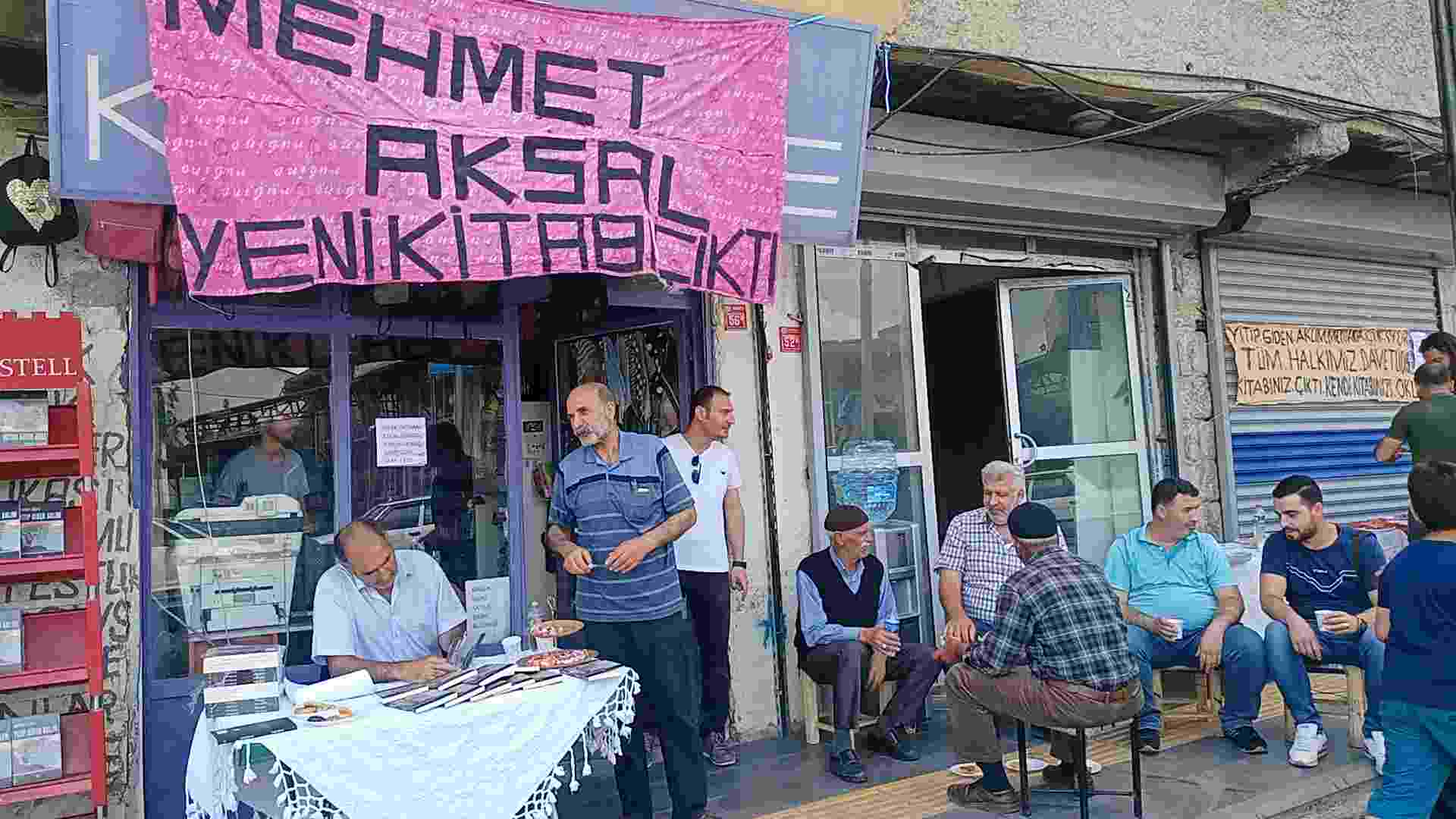 Dicle’nin kitap kurdu esnafı Mehmet Aksal, roman yazıp yazar oldu