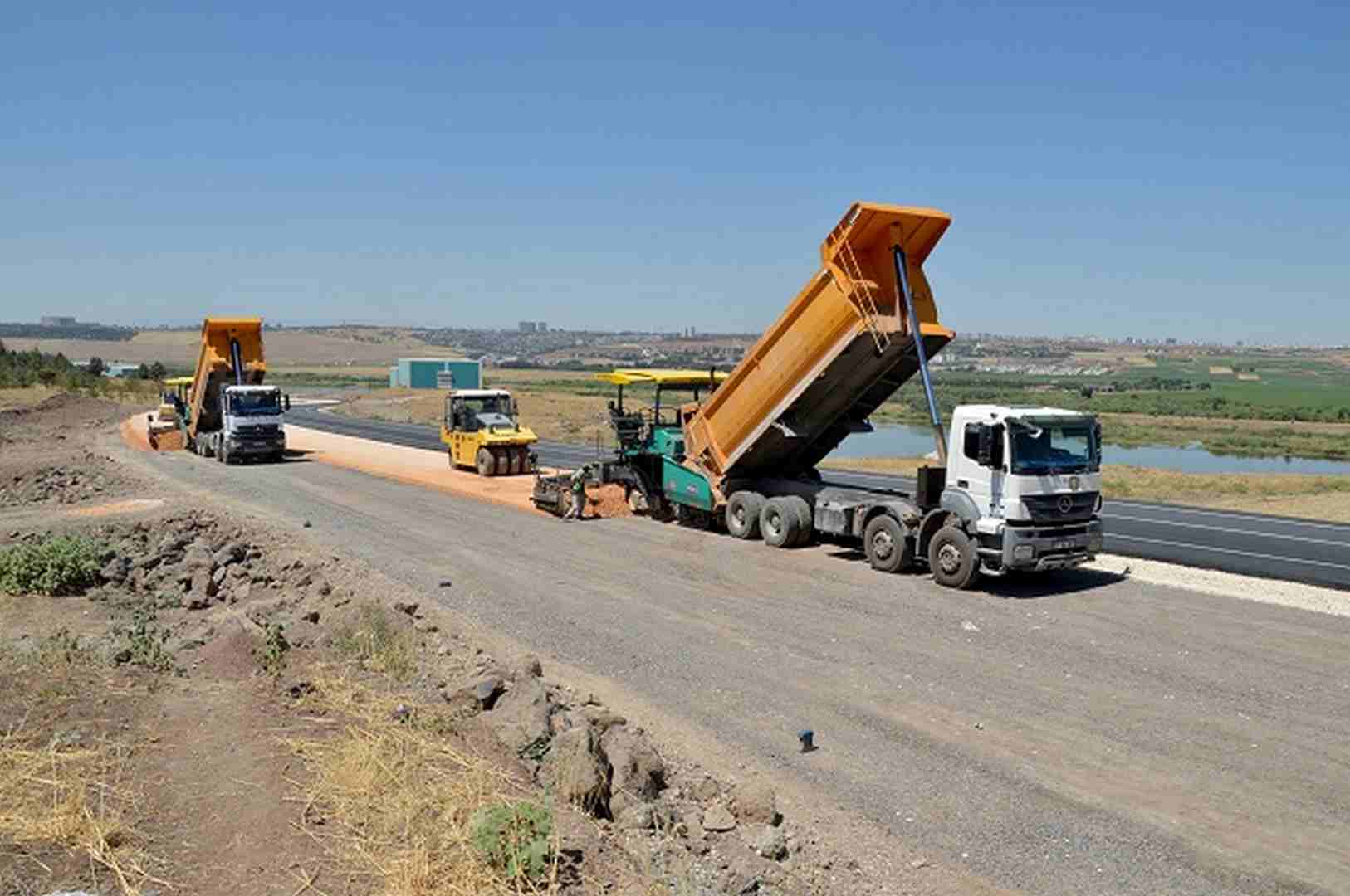 Bozulan yollar yenileniyor