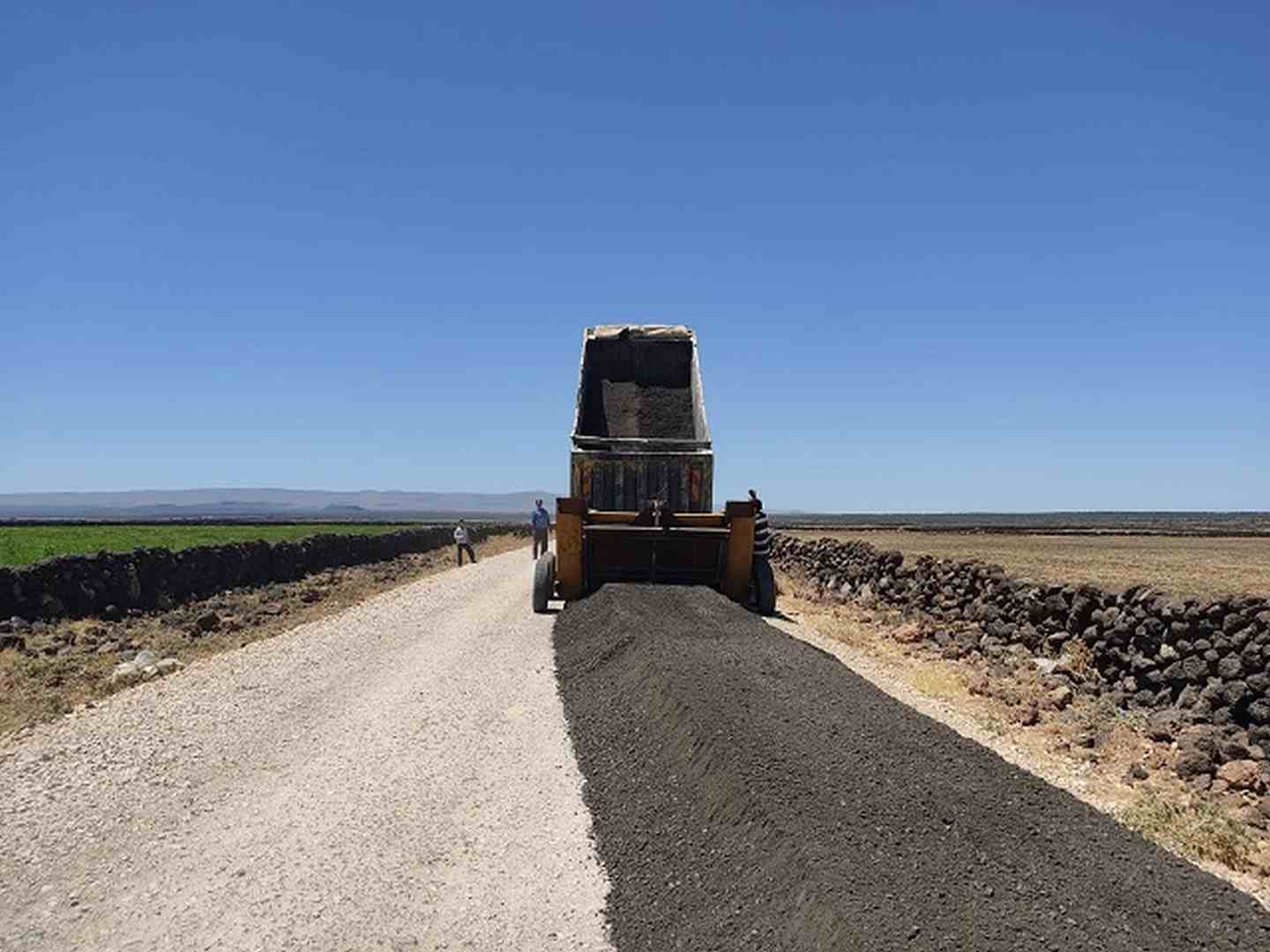 Kırsal mahallelerde yollar yenileniyor
