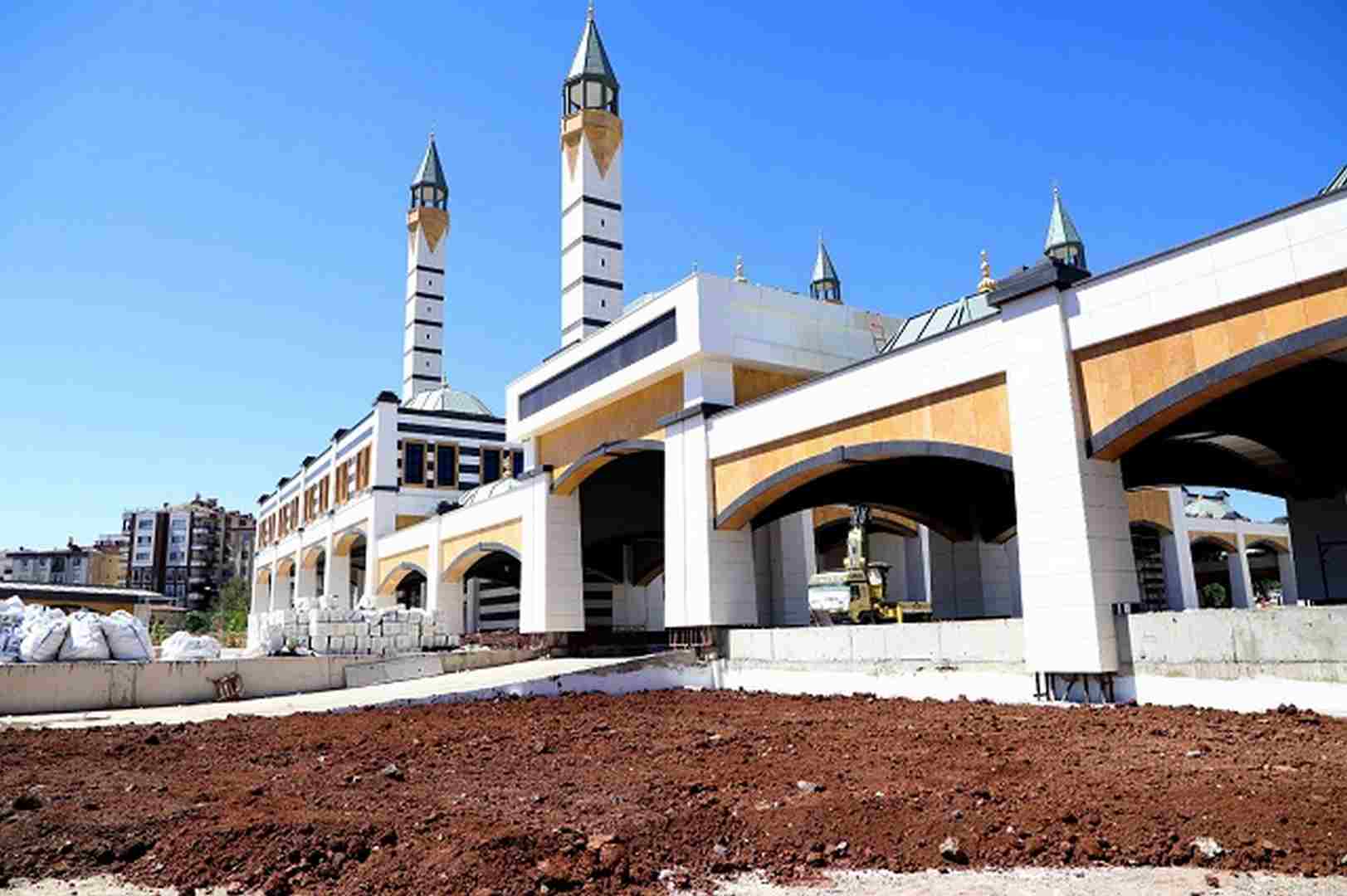 Merkez Cami’nde çevre düzenleme çalışmaları başladı