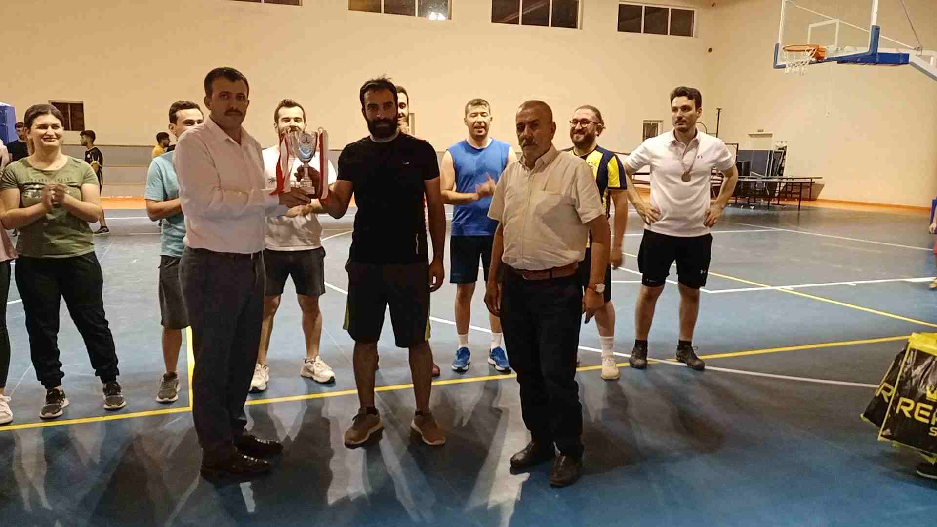 Emniyetspor, Dicle Gençlikspor voleybol turnuvasında şampiyon oldu
