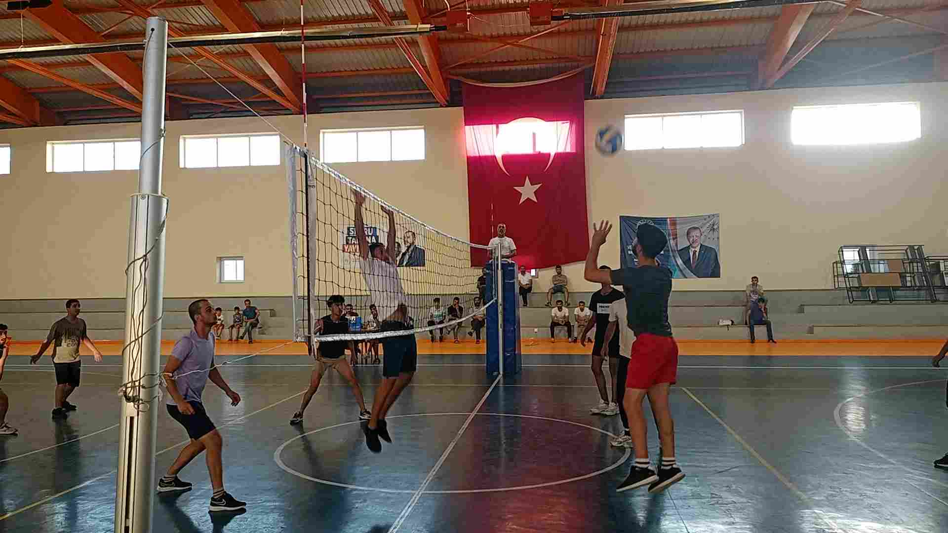 Dicle Gençlikspor voleybol turnuvası play-off maçlarıyla devam ediyor