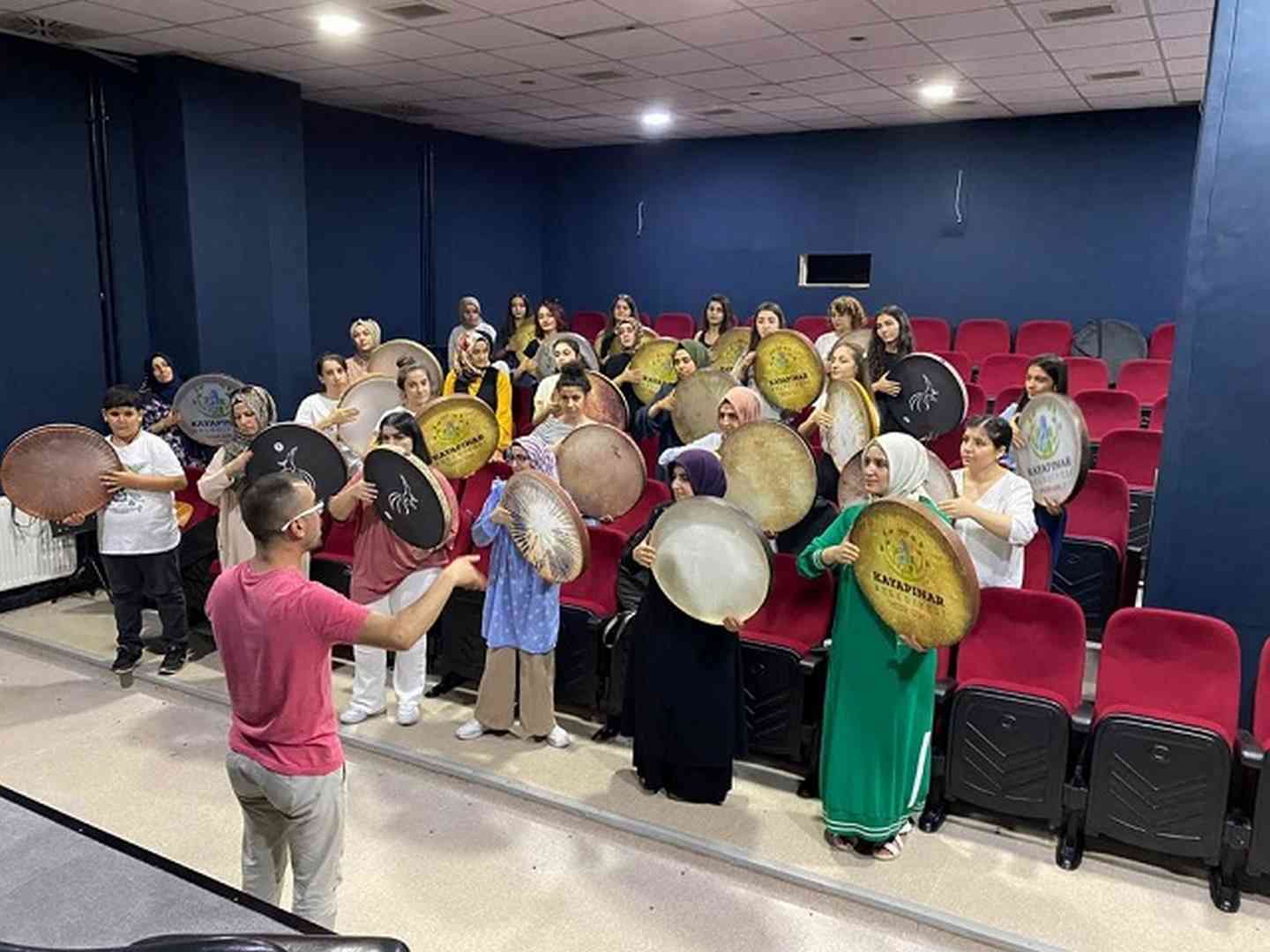 Kayapınarlı gençler ve çocuklar kültür ve sanatla ilgileniyor