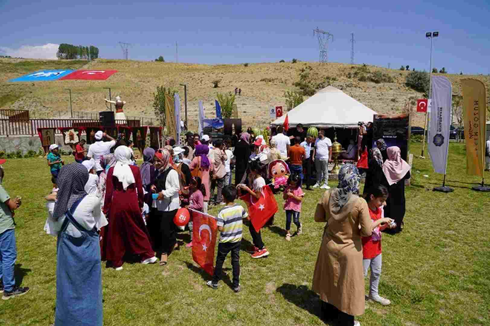 Ahlat ve Malazgirt’te Diyarbakır çadırına yoğun ilgi