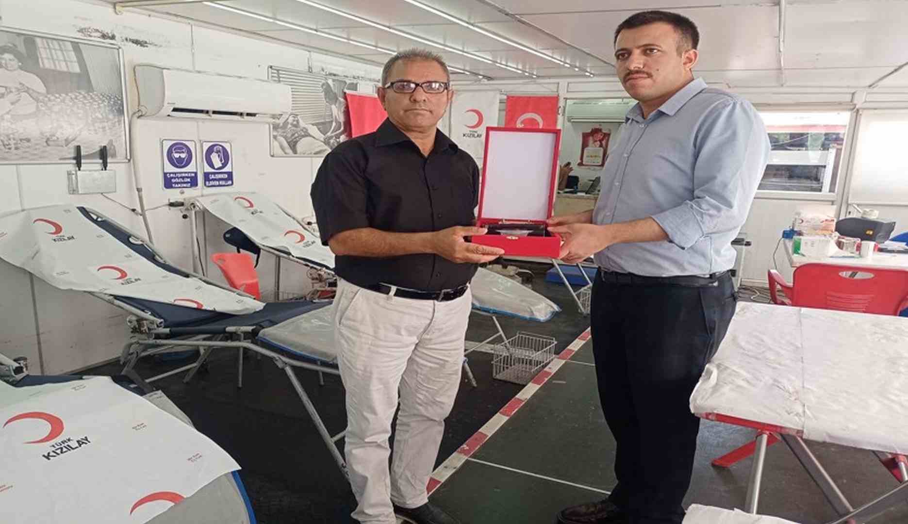 Kaymakam Yurdagül’den 47’nci kan bağışında bulunan vatandaşa plaket