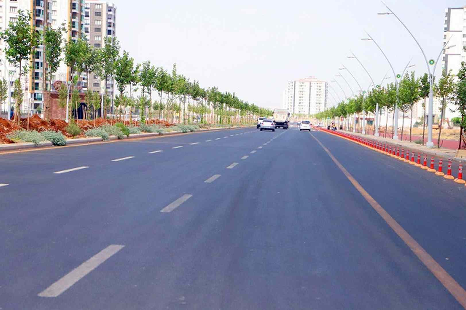 Mezopotamya Bulvarı ikinci etap yeni dikilen ağaçlarla estetik görünüme kavuştu