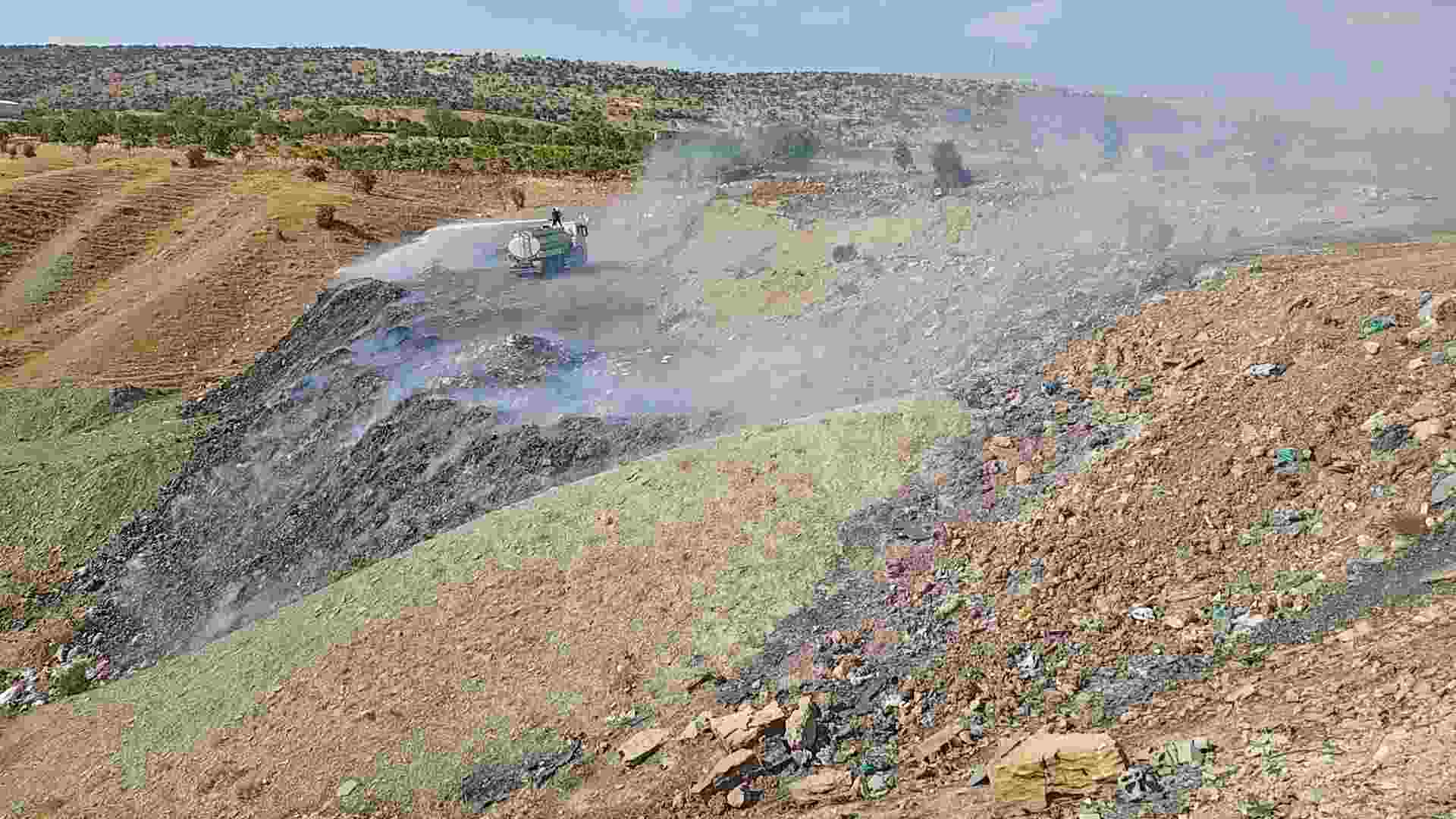 Dicle İlçesindeki çöplükte çıkan yangının saçtığı dumanlar hayatı olumsuz etkiledi