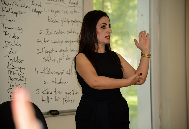 İşitme engelli bireylerin sesi olmak için eğitim alıyorlar