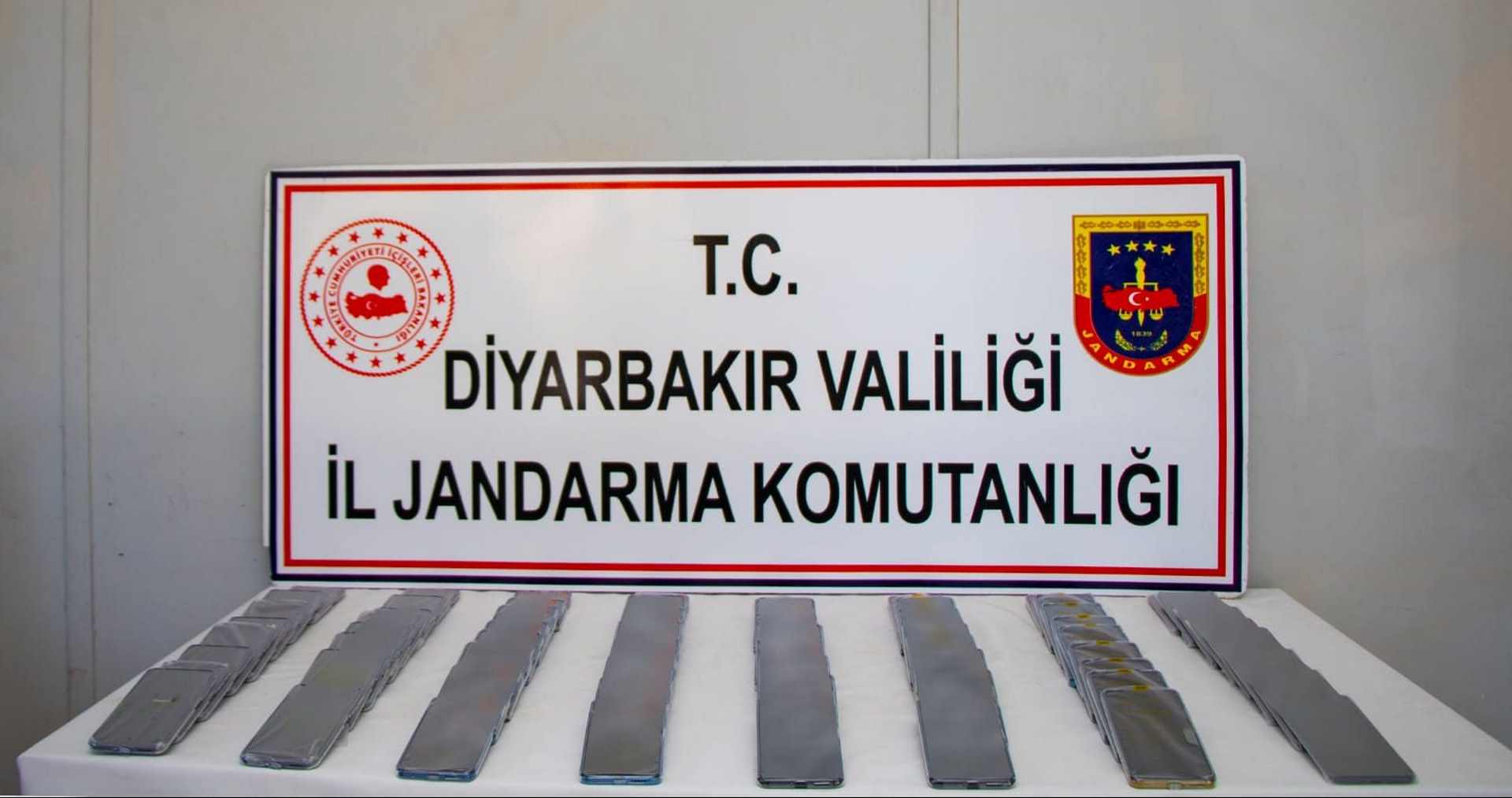 Meyve suyu kutuları içerisinde gizlenmiş 65 cep telefonu ele geçirildi