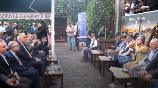 DİYARBAKIR SUR KÜLTÜR YOLU FESTİVALİ ON BİNLERCE KİŞİNİN KATILIMIYLA BAŞLADI