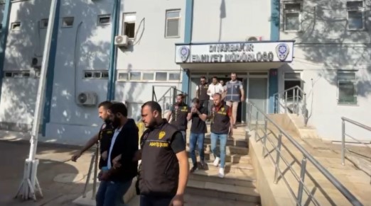 DİYARBAKIR POLİSİ PETROL BORU HATLARINDAN PETROL ÇALAN ŞEBEKEYİ ÇÖKERTTİ