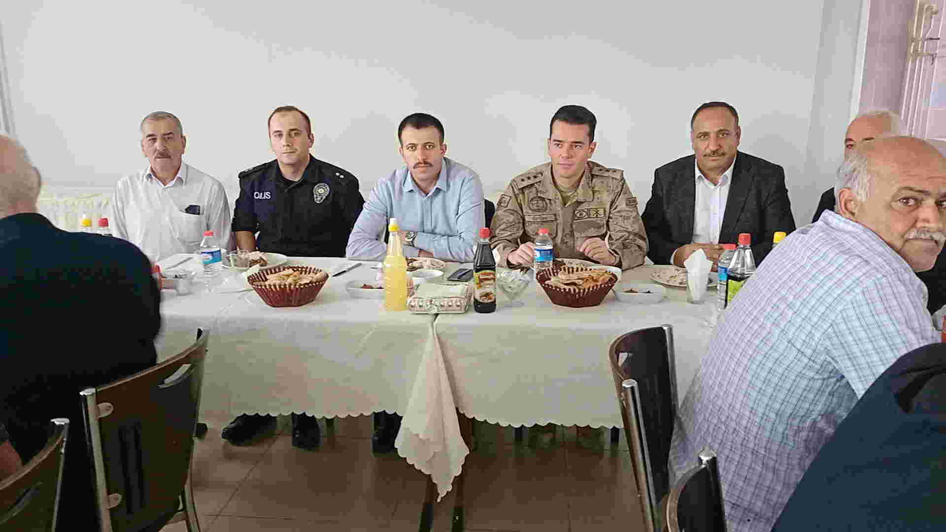 Dicle Kaymakamı Kadir Yurdagül ve ilçe erkanı, 19 Ekim Muhtarlar Günü’nde muhtarlarla buluştu