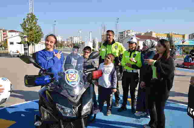 Özel gereksinimli öğrencilere uygulamalı trafik eğitimi