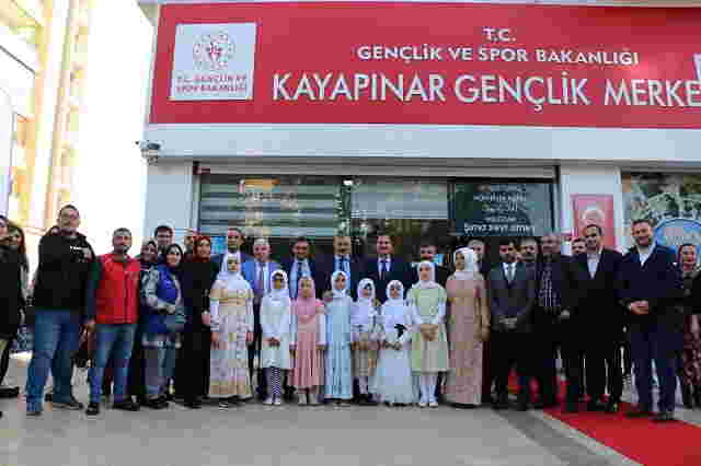 Gençlik Merkezi’ndeki yıl sonu sergisi ve gençlik şöleni büyük ilgi gördü