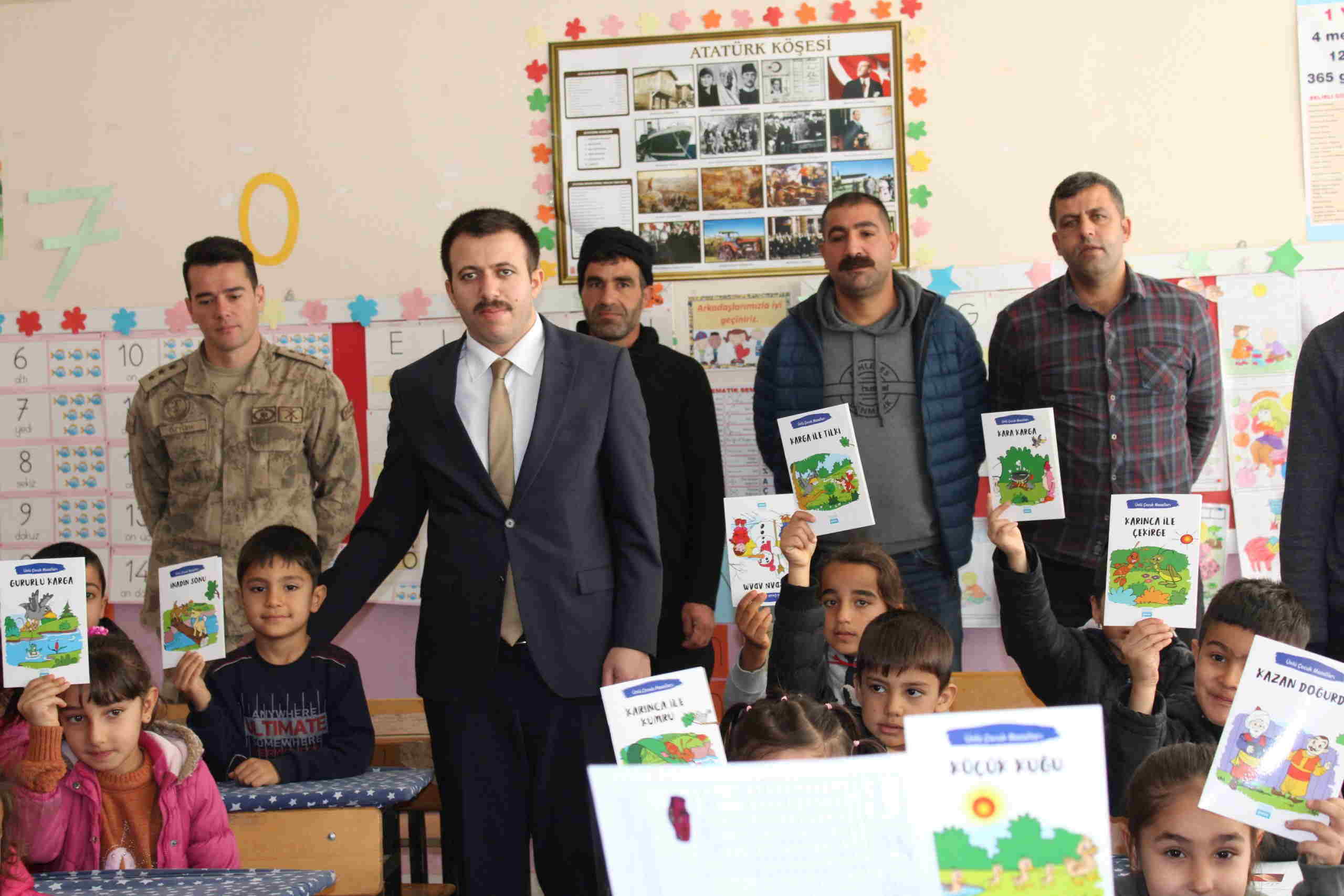 Dicle Kaymakamı Kadir Yurdagül, öğrencilerin karne sevincine ortak oldu