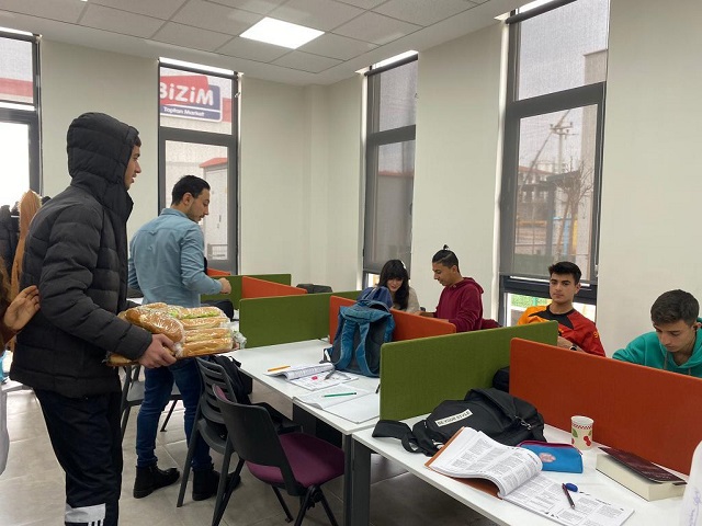 Eğitim Akademileri ve Bilgi Evlerindeki 4 Bin Öğrenciye Sandviç İkramı