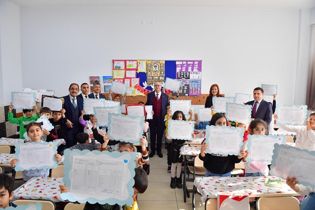 Vali Su, Öğrencilerin Karne Sevincine Ortak Oldu