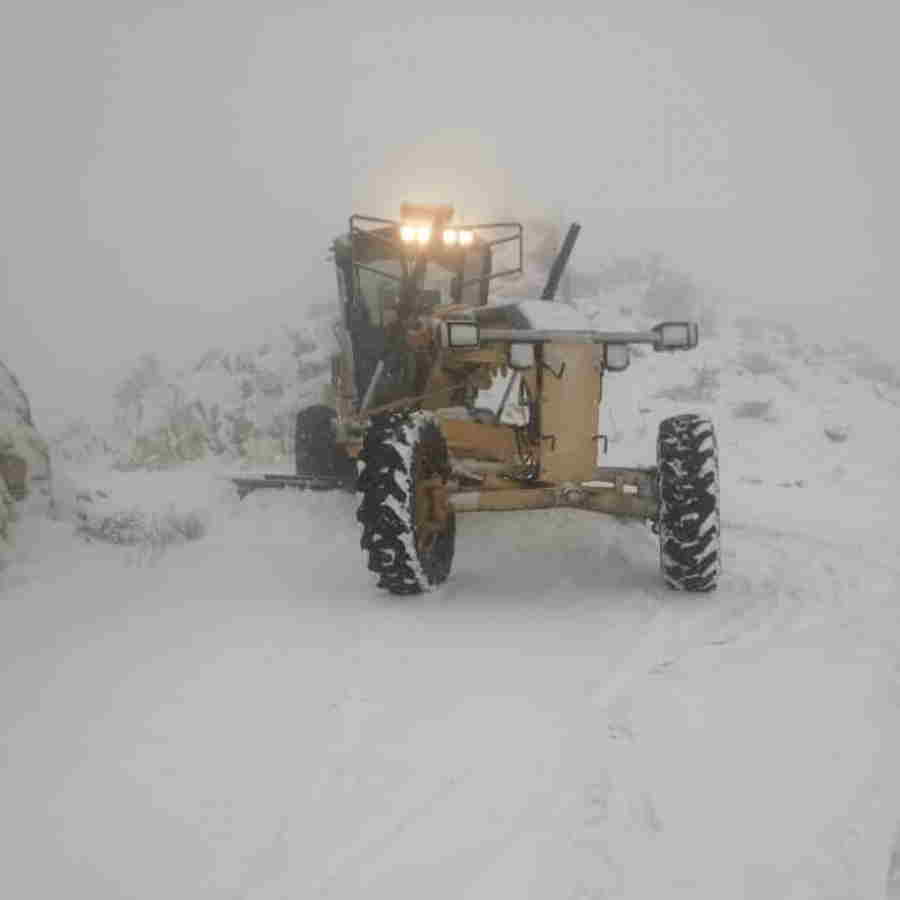 İlçelerde kar nedeniyle kapanan yollar açıldı