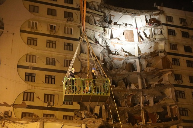 Acil yıkım kararı verilen Galeria sitesindeki 3 kedi kurtarıldı