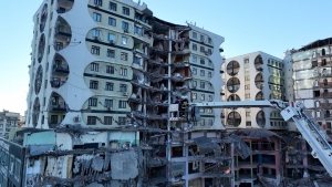 Acil yıkım kararı verilen Galeria sitesindeki evcil hayvanlar için arama-kurtarma çalışması