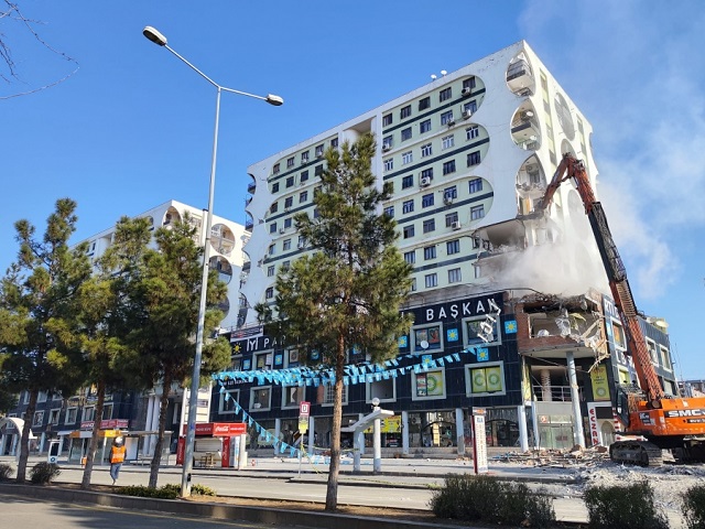 Acil yıkım kararı verilen Galeria sitesinin yıkımına başlandı