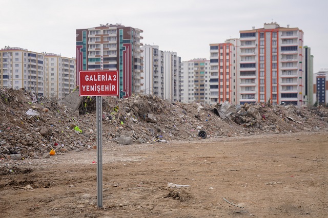 Depremde yıkılan binaların molozları korunuyor