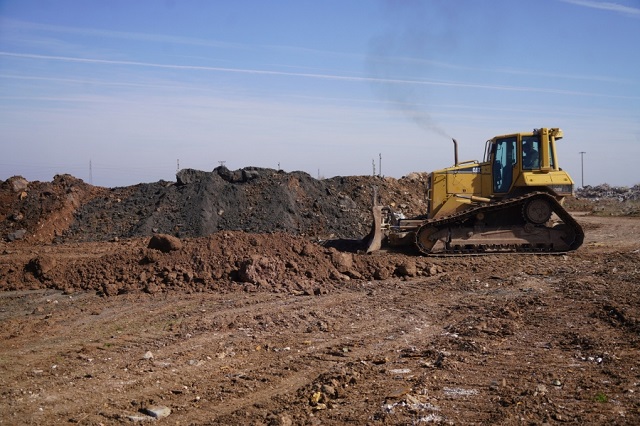 Depremde yıkılan binaların molozlarının bulunduğu alana özel koruma