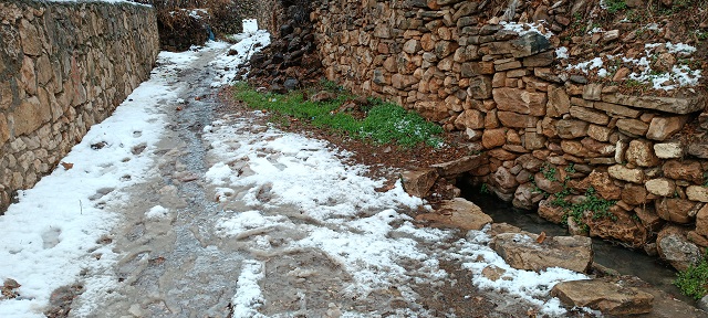 DİCLE İLÇESİNDEKİ ZERBEK İSMİYLE NAM YAPMIŞ BAHÇE SOKAKTAKİ ÇEŞME VE PATİKA YOL…