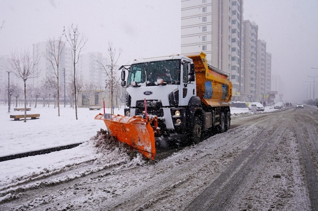 Kent merkezi ve kırsalda karla mücadele
