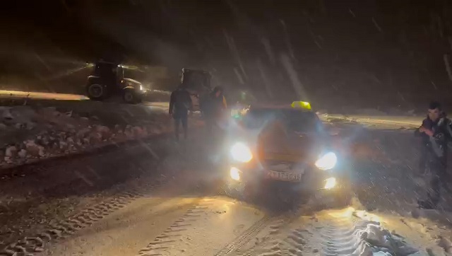 Yoğun kar yağışıyla kapanan yolda mahsur kalanlar kurtarıldı