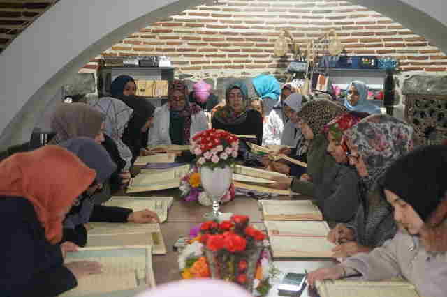 Depremde hayatını kaybedenler için hatim okunuyor
