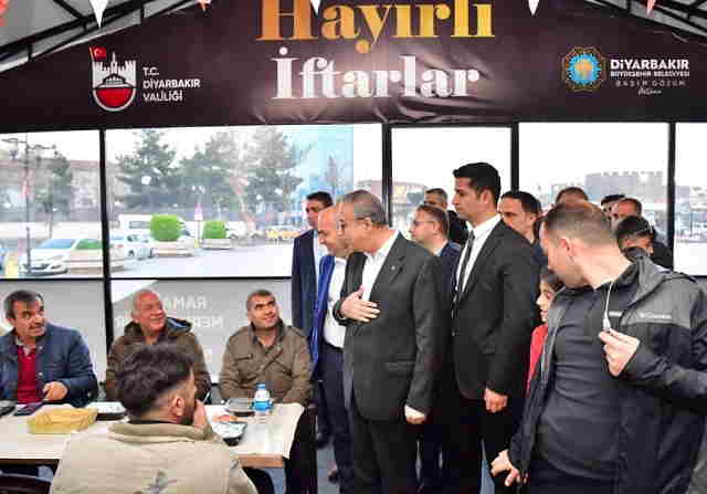 Vali Ali İhsan Su, vatandaşlarla iftar yaptı