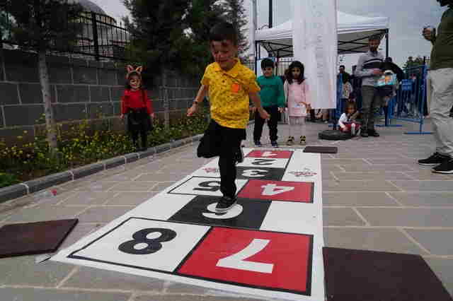 DBB depremzede çocuklara çifte bayram yaşattı