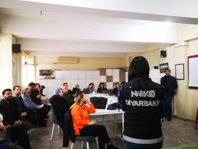 Diyarbakır polisi 2 ayda bin 694 kişiye uyuşturucuyla mücadele eğitimini verdi
