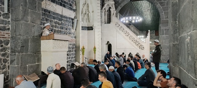 İlahiyatçı Mehmet Emin Ay Diyarbakırlılarla buluştu